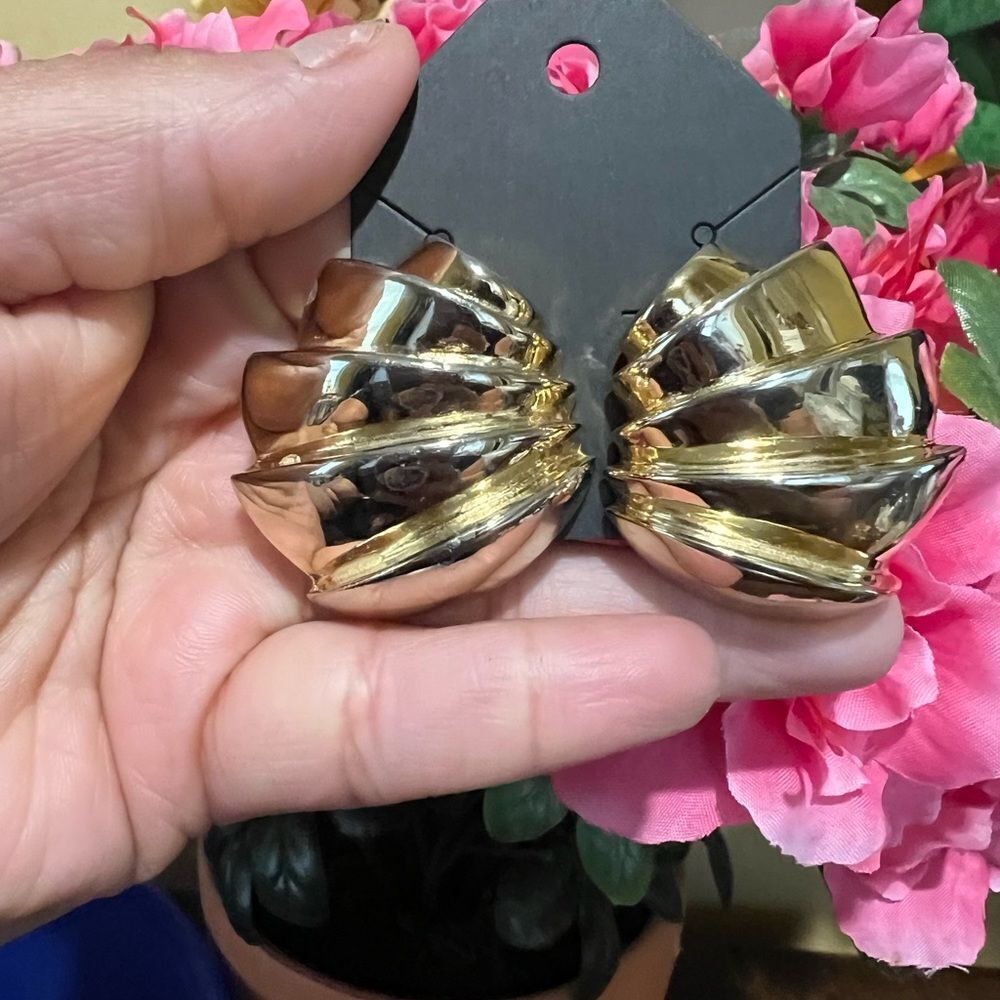 1970s Les Bernard Large Brushed Gold Tone Modernist Scalloped Clip Earrings